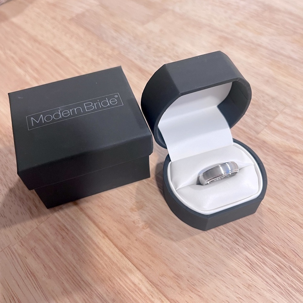 Men’s Wedding Band Silver Tungsten NEW in box size 8.5
